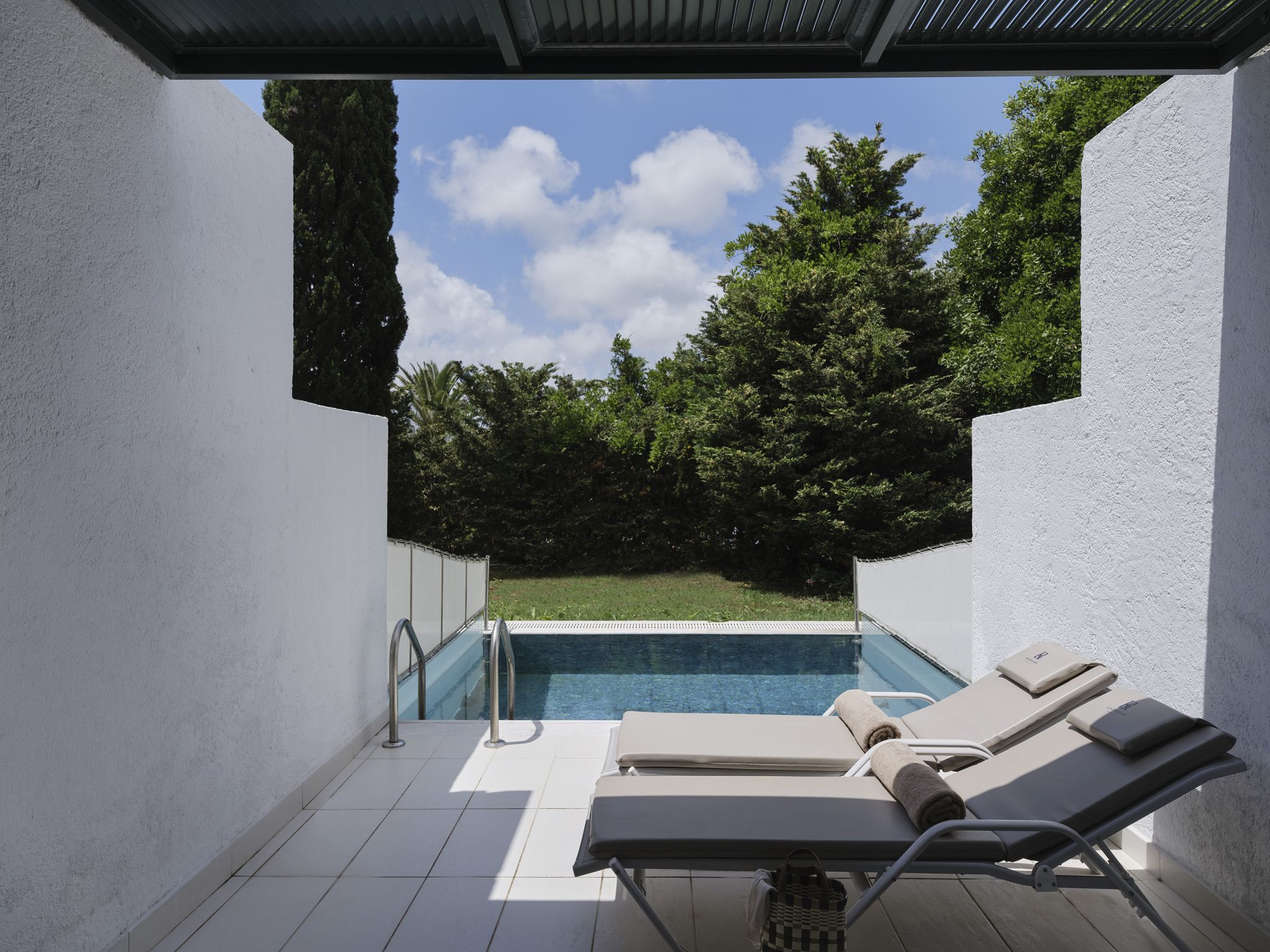 VUE SUR LE JARDIN ET LA PISCINE