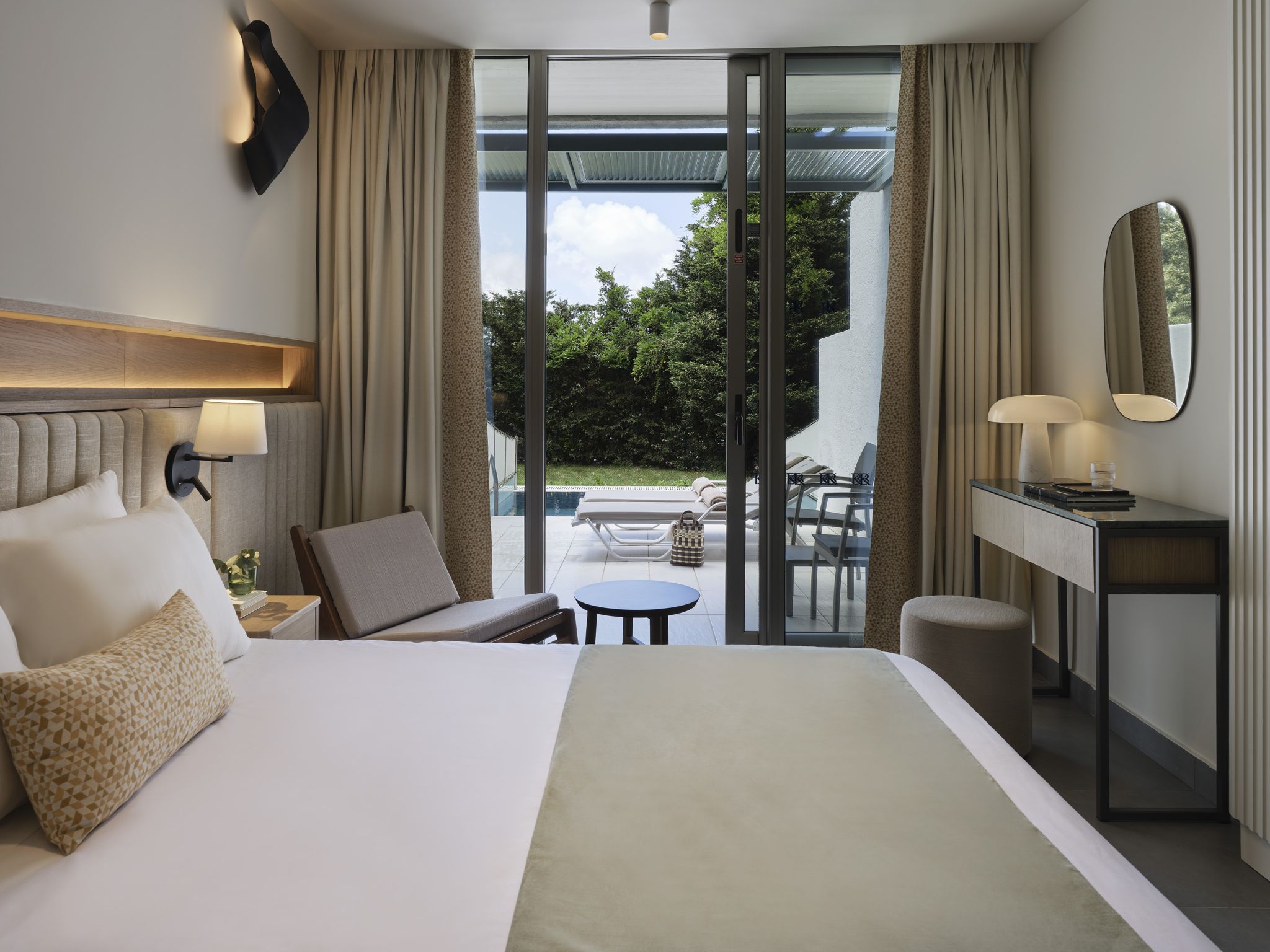 MIT BLICK AUF DEN GARTEN & POOL