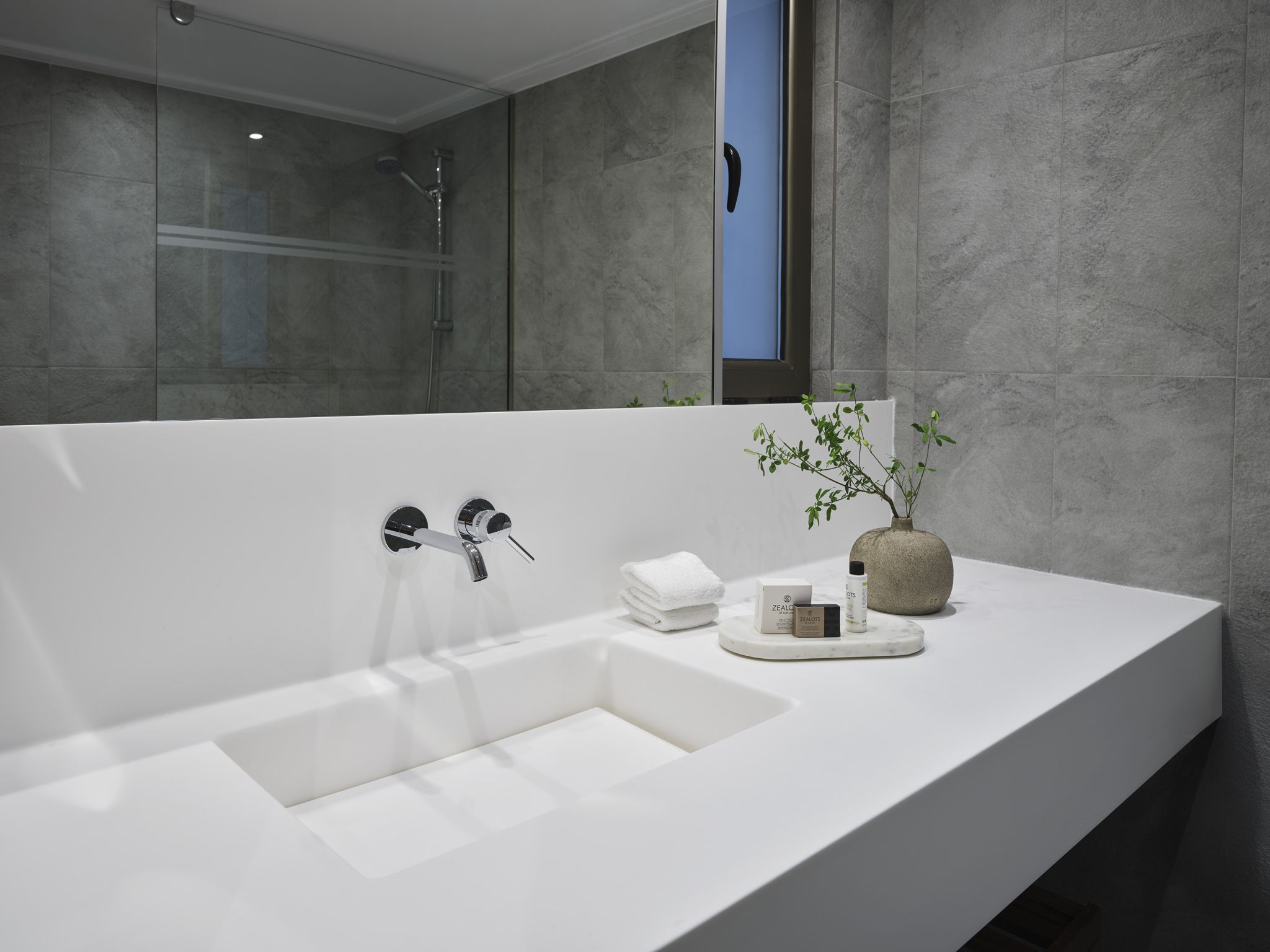 FAMILIENZIMMER MIT BLICK AUF DIE BUCHT