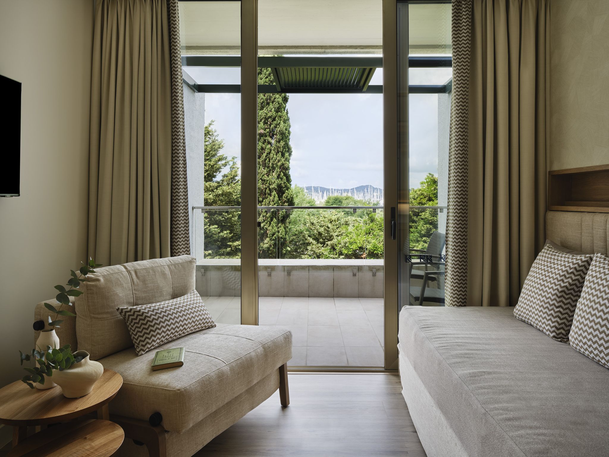 CHAMBRE FAMILIALE AVEC VUE SUR LE JARDIN