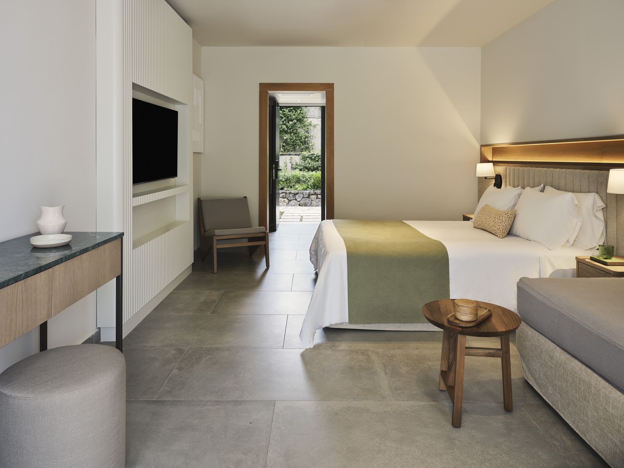 С ВИДОМ НА САД