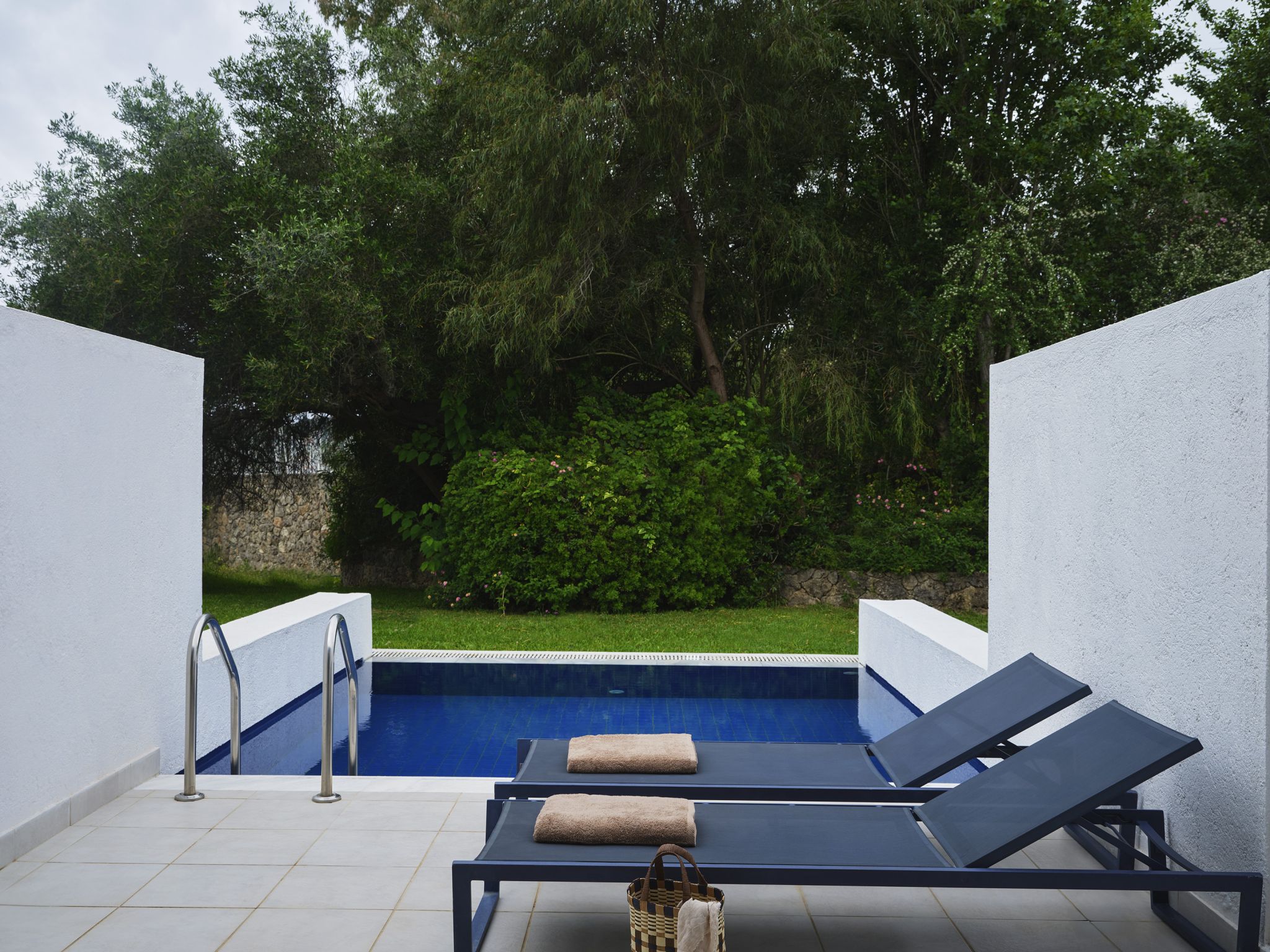 VUE SUR LE JARDIN ET LA PISCINE