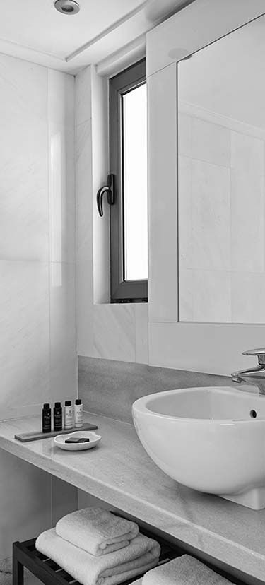 VUE SUR LE JARDIN ET LA PISCINE